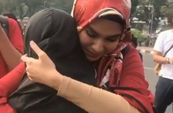 Nangis Peluk Perempuan Bercadar, Pesan Kartika Putri ke Teroris Bikin Merinding!