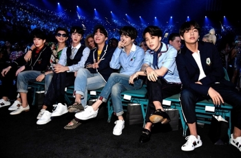 Taylor Swift sampai John Legend, Ini Serunya Aksi BTS dari Balik Panggung Billboard