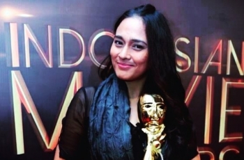 Aksi Mengagumkan Ine Febriyanti di Atas Panggung Teater