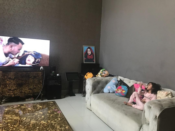 Ponakan Julia Perez menyaksikan sebuah video