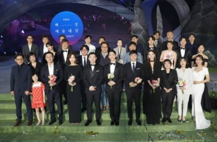 Foto Kontroversi Jung Hae In di Baeksang Art Awards