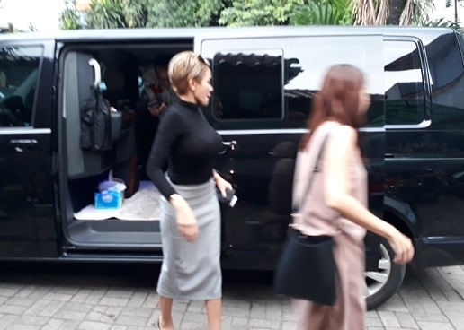 Nikita Mirzani saat sambangi Komnas PA. [suara.com/Ismail]