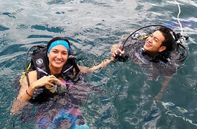 Nadine Chandrawinata - Dimas Anggara basah-basahan!