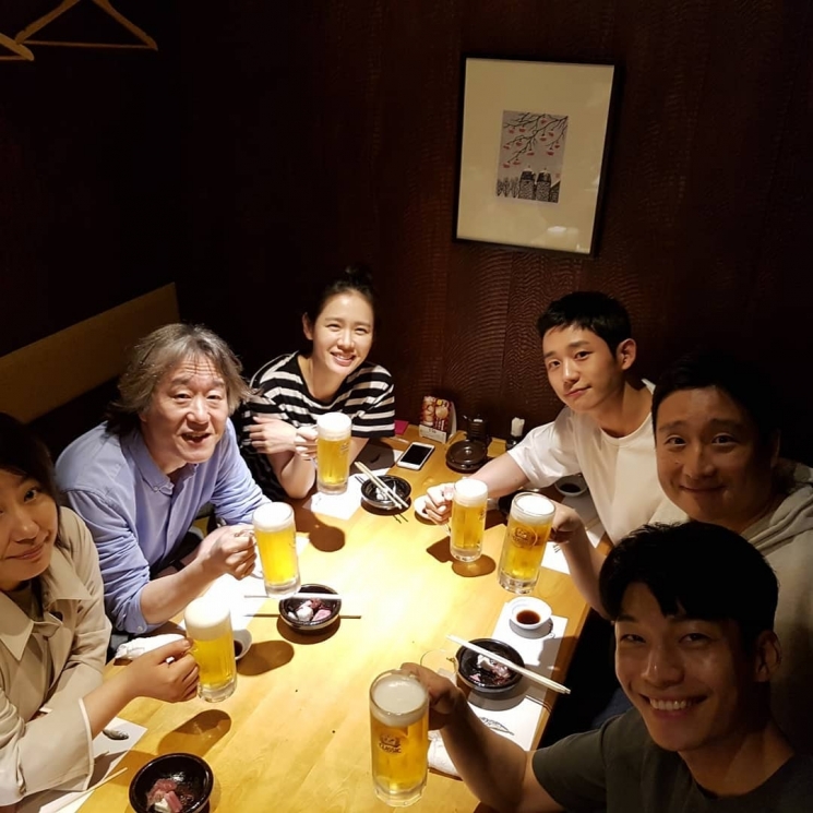 Son Ye Jin makan malam bareng staf