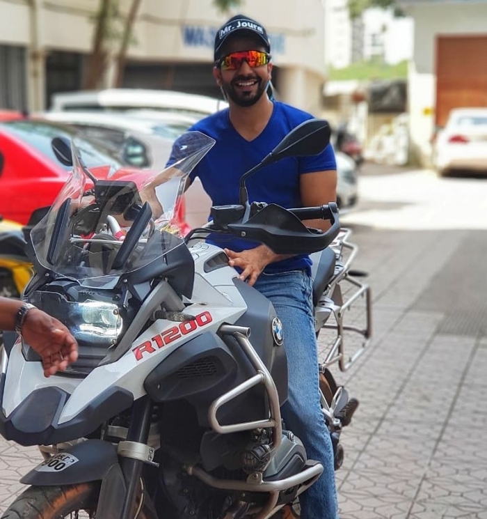 Manit Joura suka naik motor