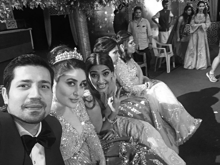 Kareena Kapoor bersama Sumeet Vyas dan tiga pemeran lainnya