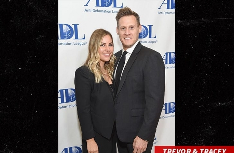 Trevor Engelson melamar kekasih