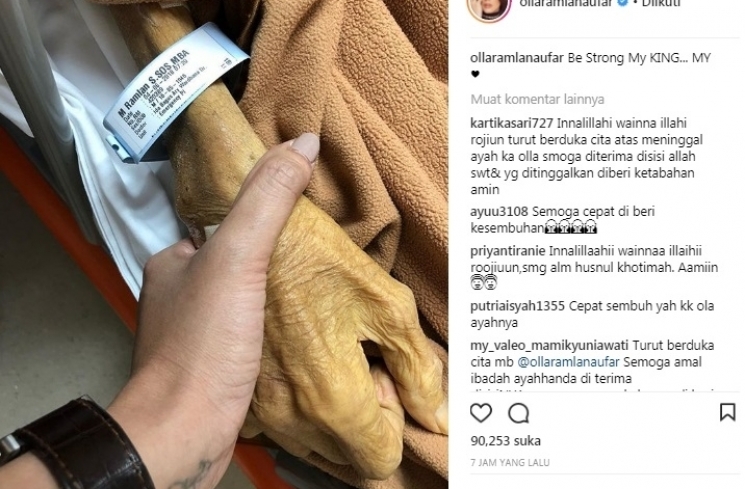 Olla Ramlan memegangi tangan ayahnya. [Instagram]