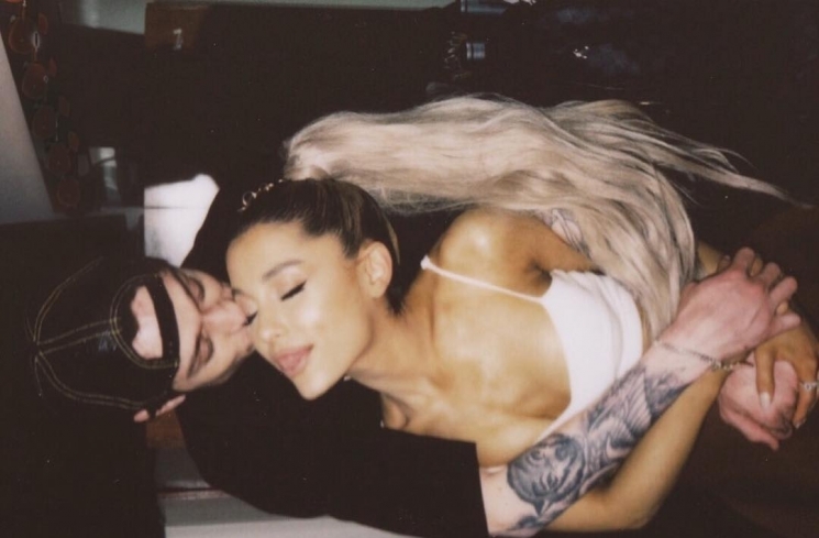 Pete Davidson Bikin Tato untuk Ariana Grande