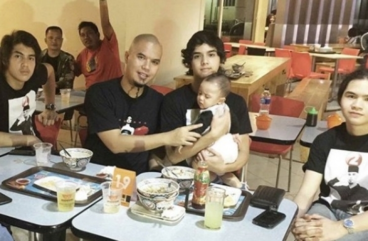 Aerlangga bersama ayah dan tiga kaka laki-lakinya. [Instagram]