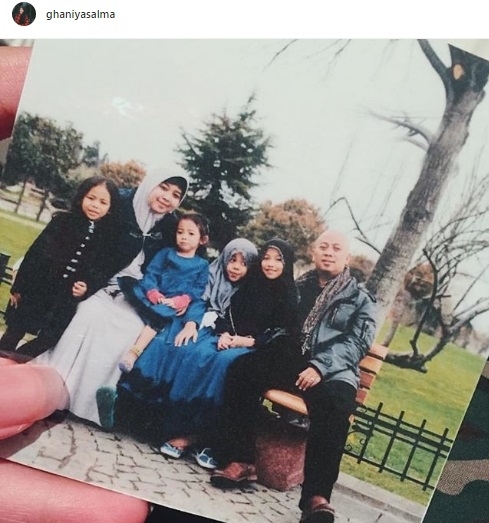Foto Ghaniya Salma bareng Opick, Dian Rosita Ningrum dan tiga adiknya. [Instagram] 