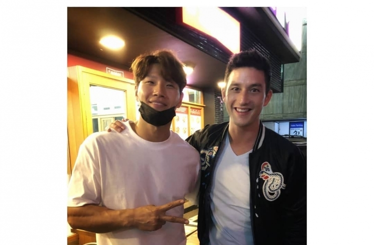 Mike Lewis dan Kim Jong Kook