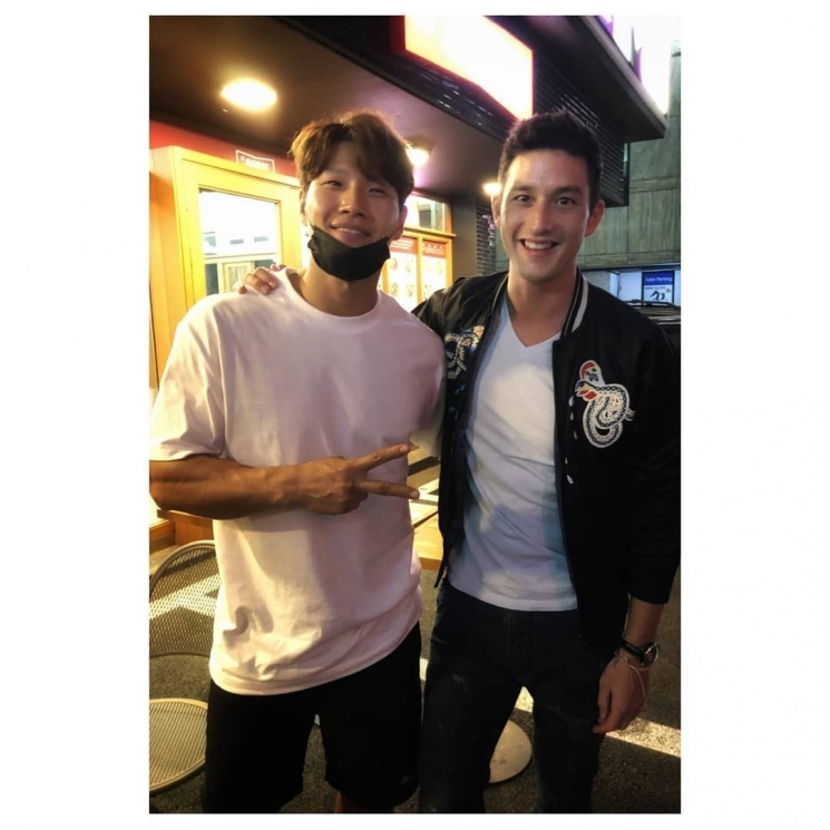 Mike Lewis dan Kim Jong Kook