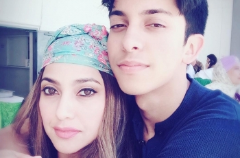 Sering Tampil Seksi, Sarah Azhari Diprotes Putranya