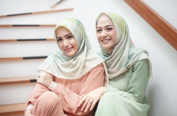 Sama-sama cantik, 7 Potret Kompak Adelia Pasha dan Nina Zatulini Bak Anak Kembar