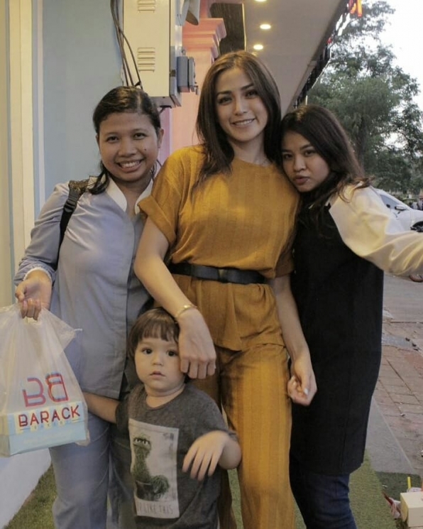 Purwati (paling kiri) bersama Jassica Iskandar dan El Barrack / Instagram