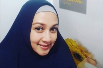 Profil dan Pesona Dina Lorenza yang Didoakan Berjodoh dengan Ariel NOAH