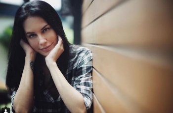 Nekat Gunakan Ponsel di SPBU Los Angeles, Sophia Latjuba Kena Semprot!