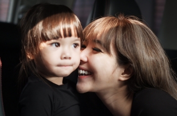 7 Potret Like Mother Like Daughter ala Gisella dan Gempita