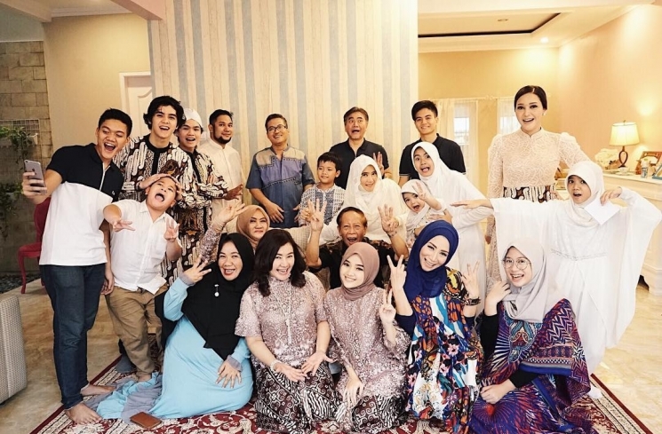 Keluarga besar Maia Estianty
