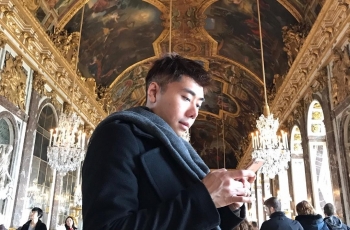 Beda Jauh dengan Penampilannya di TV, Ini 7 Penampilan Roy Kiyoshi Liburan di Italia