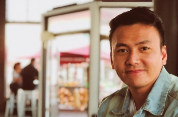 Macho Abis, 4 Gaya Wijaya Saputra Bergaya di Motor Custom