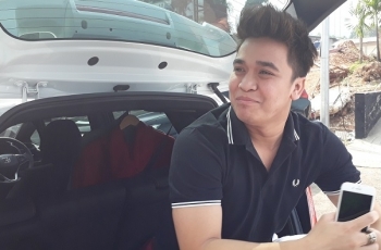 Digosipkan Putus dari Hilda Vitria, Billy Syahputra Kepergok Makan Bareng Bule Cantik