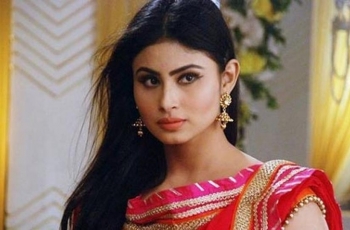 5 Potret Cantik Mouni Roy, Si Seksi Shivanya di Serial Naagin