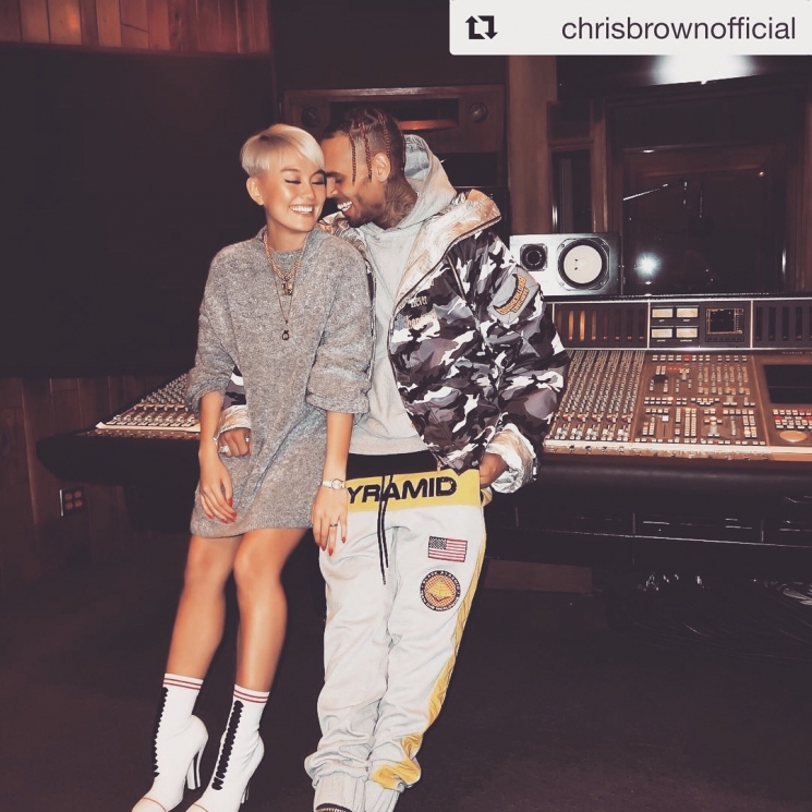 Agnez Mo dan Chris Brown