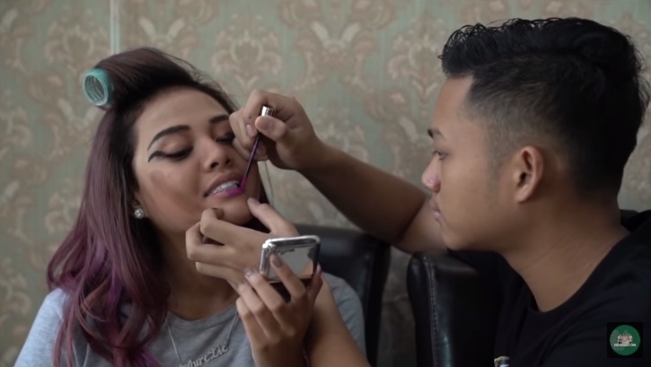 Aurel Hermansyah lagi dikasih lipstik/ YouTube The Hermansyah A6