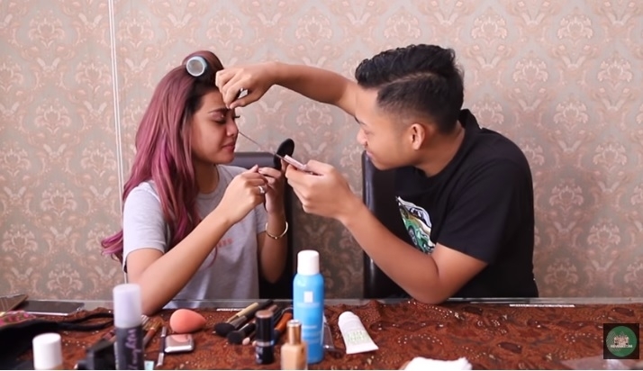 Azriel Hermansyah makeup-in Aurel Hermansyah/ YouTube The Hermansyah A6