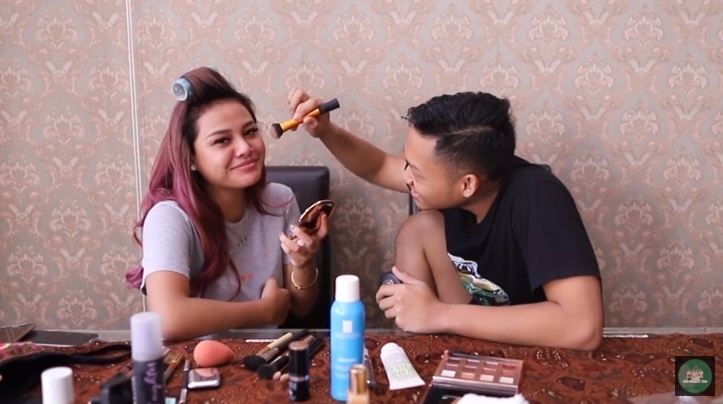 Azriel Hermansyah makeup-in Aurel Hermansyah/ YouTube The Hermansyah A6
