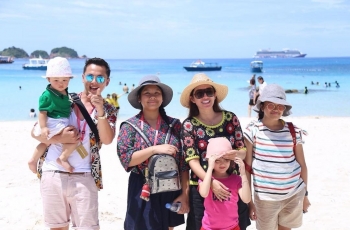 5 Potret Liburan Seru Andhika Pratama dan Ussy di Kapal Pesiar