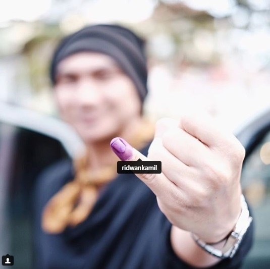Anji memamerkan jari kelingkungnya setelah mencoblos/ Instagram @duniamanji
