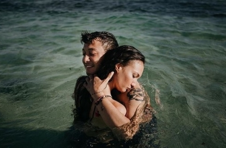 Nadine Chandrawinata- Dimas Anggara mesra di pantai. [Instagram]
