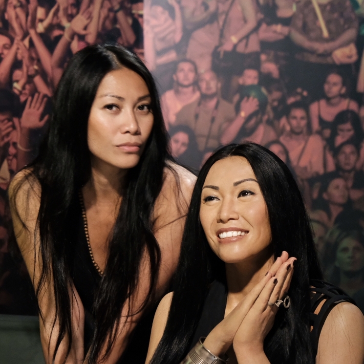 Anggun C. Sasmi saat berfoto bersama patung lilinnya di Madame Tussauds from Instagram @anggun_cipta