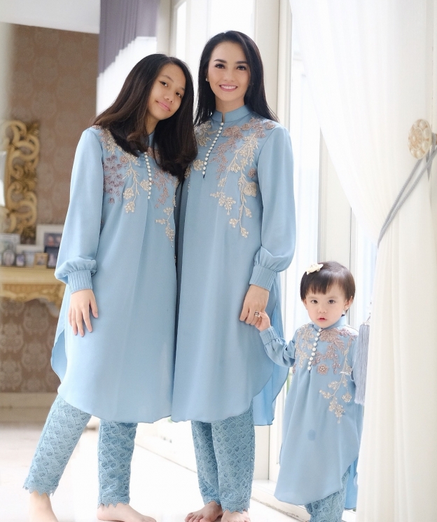 Ririn Ekawati dan kedua anaknya 