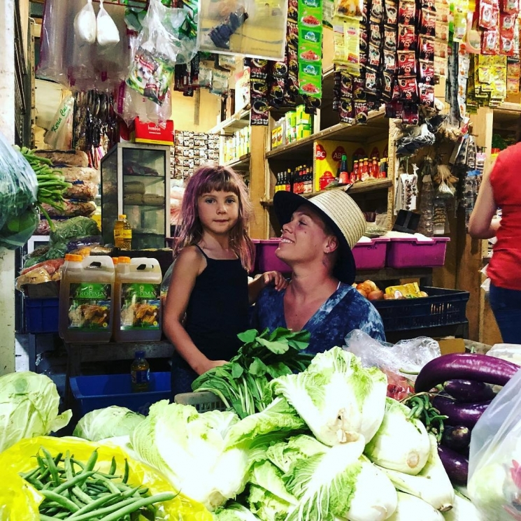 Pink dan buah hatinya di pasar tradisional from Instagram @pink