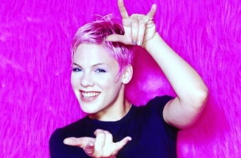 Pink Berfoto dengan Latar Pasar Tradisional, di Indonesia?