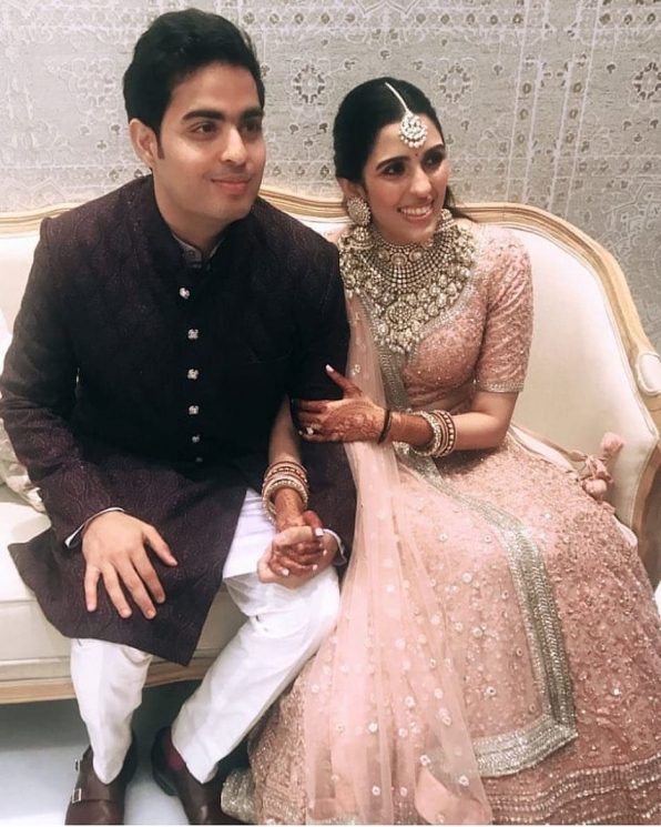 Akash Ambani dan Shloka Mehta from Instagram @bollywood