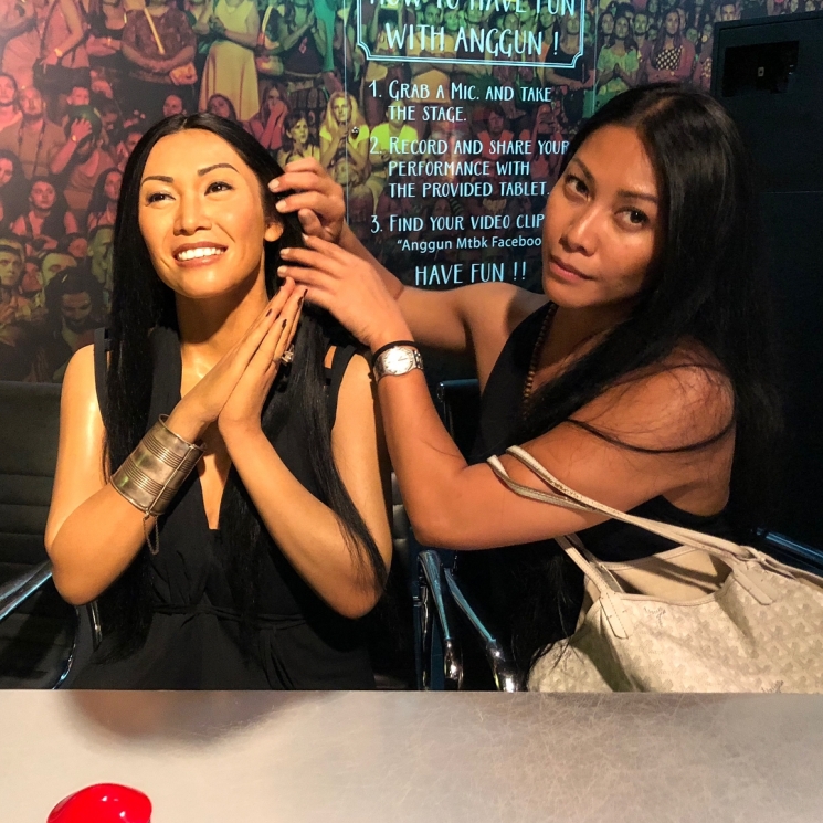 Anggun C. Sasmi saat berfoto bersama patung lilinnya di Madame Tussauds from Instagram @anggun_cipta