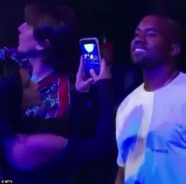 Kim Kardashian menangkap basah Kanye West pandangi Rihanna from dailymail.co.uk
