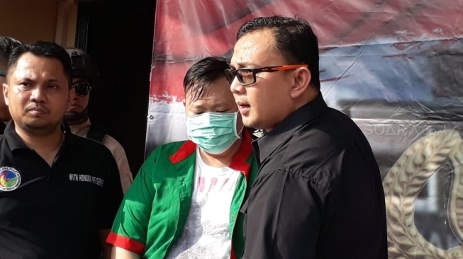 Artis Reza Bukan saat gelar perkara di Polres Jakarta Barat / Suara.com