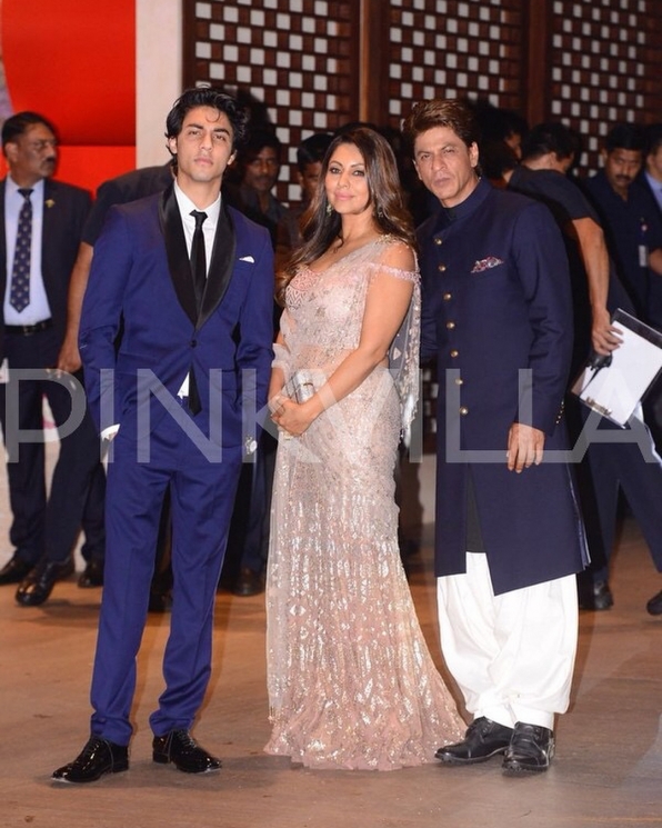 Shahrukh Khan, Gauri Khan dan Aryan Khan di pesta pertunangan akbar from Instagram @pinkvilla