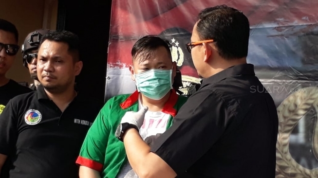 Artis Reza Bukan saat gelar perkara di Polres Jakarta Barat / Suara.com