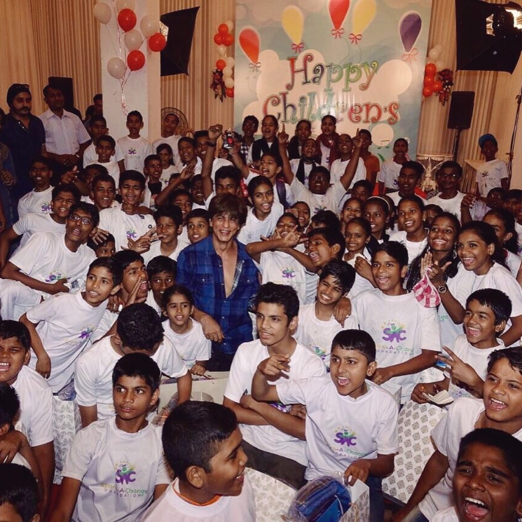 Shahrukh Khan bersama anak-anak dari yayasan sosial from Instagram @iamsrk
