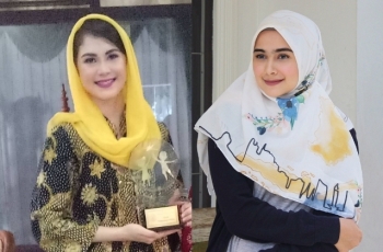 Suami Unggul di Pilkada 2018, Begini Beda Style Arumi Bachsin dan Sonya Fatmala