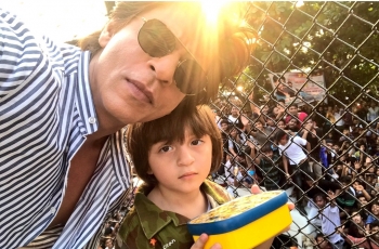 Ini 5 Bukti Shah Rukh Khan Memang Hot Daddy