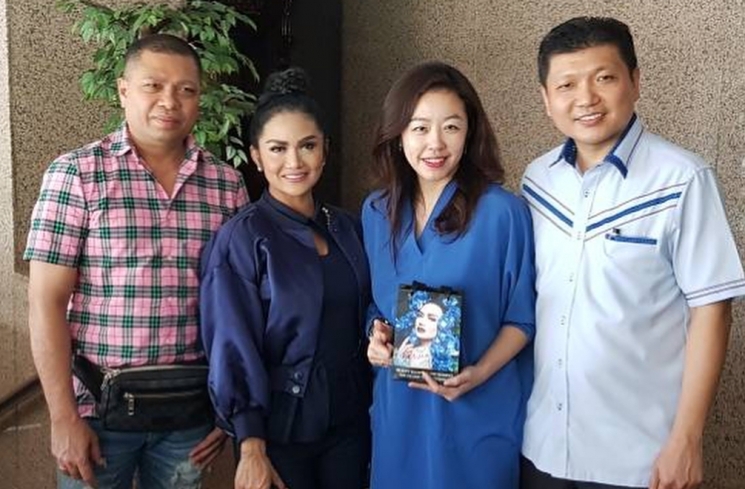 Krisdayanti temani Raul Lemos