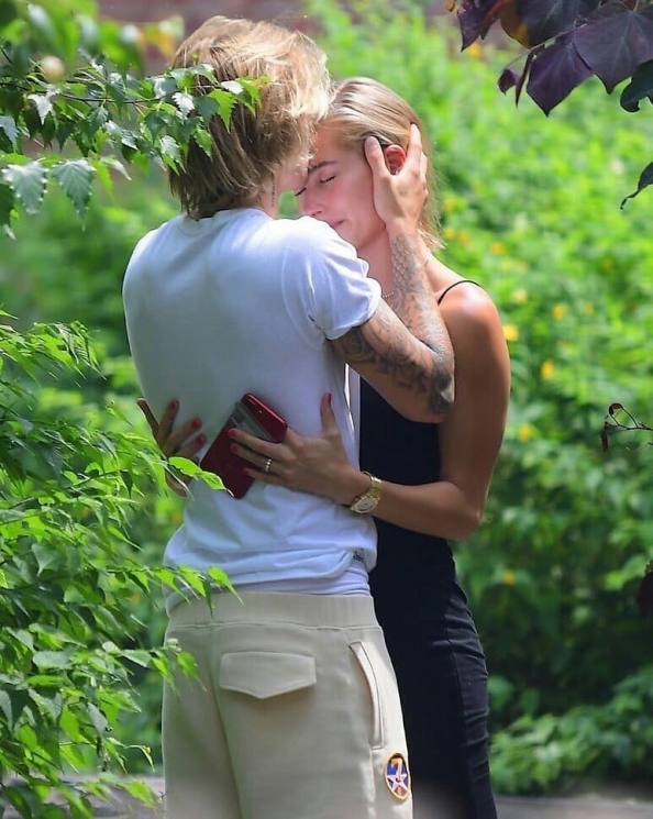 Justin Bieber dan Hailey Baldwin from Instagram @hollywood_channel